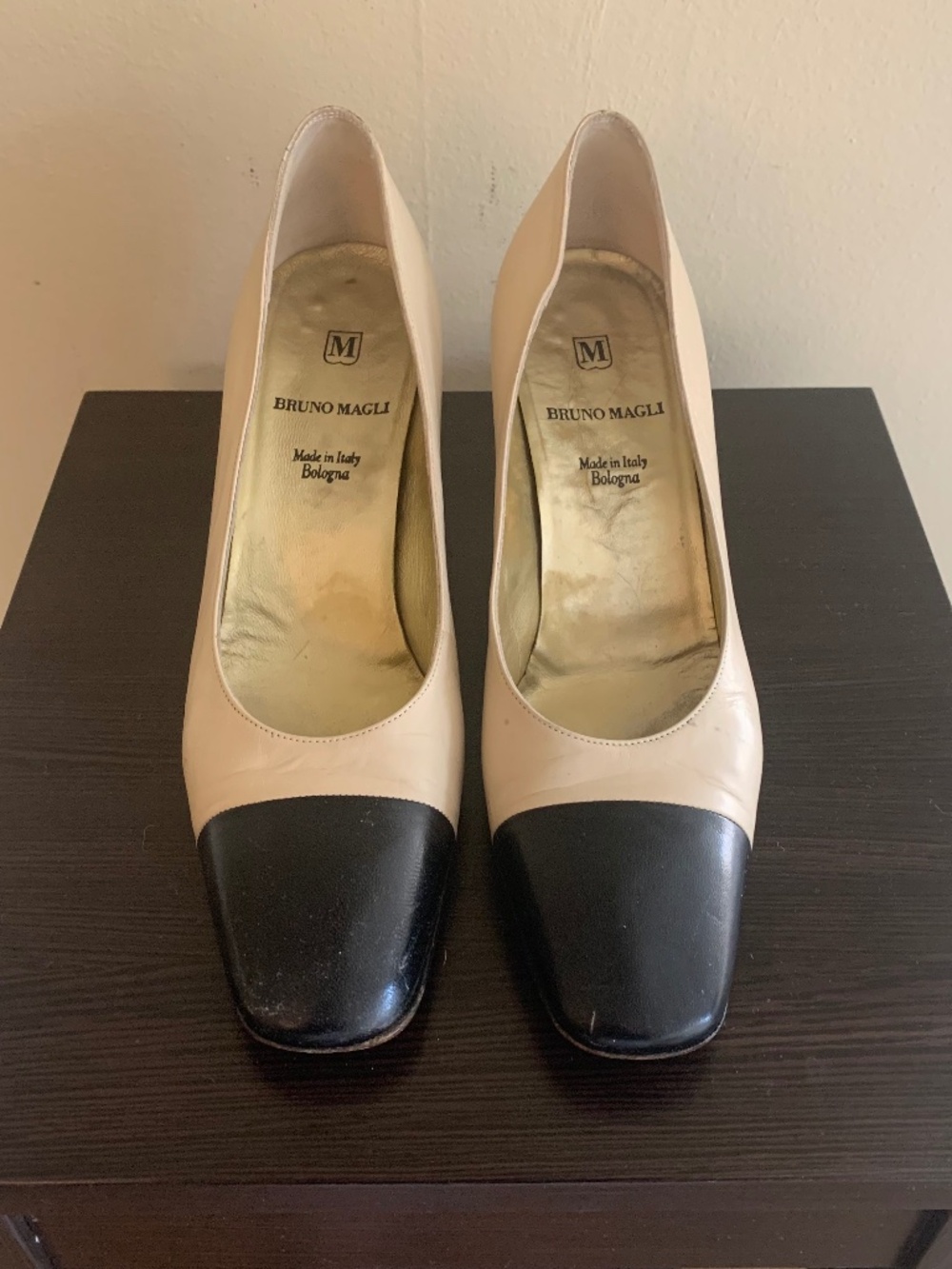 Luxury Italian Bruno Magli Pump (8 1/2 AA) - fits like 7 1/2-8 NARROW